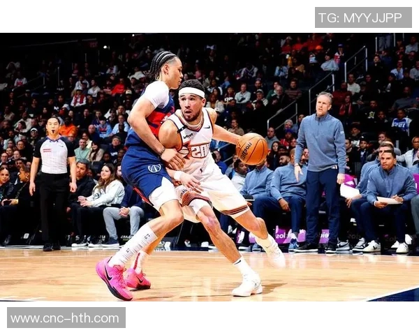 首节对决激烈萨尔高效拿下9分5篮板布克助攻表现抢眼贡献8分6助攻